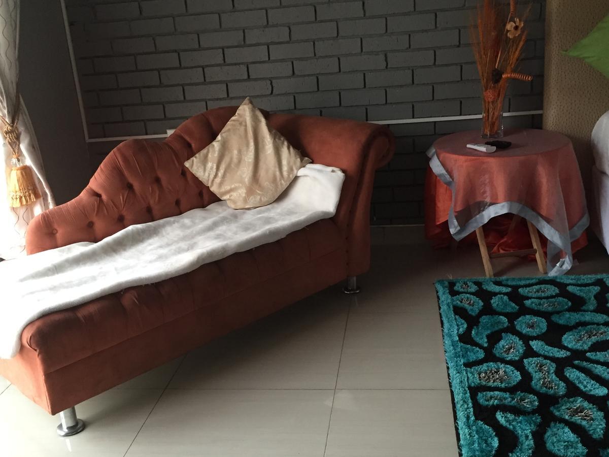 Thembisi Guesthouse 뉴캐슬 외부 사진